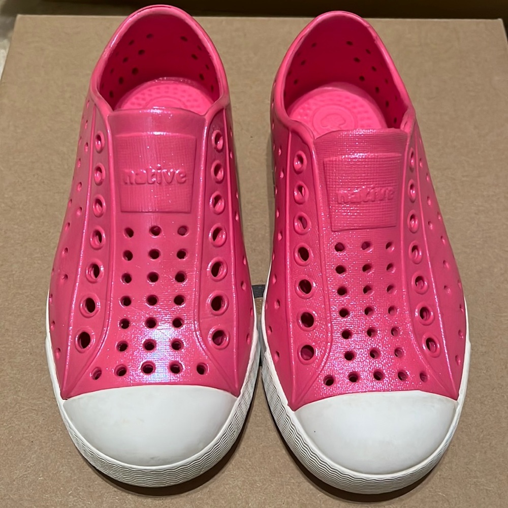 Barely worn Native Jefferson shoes. Hot pink iridescent color.